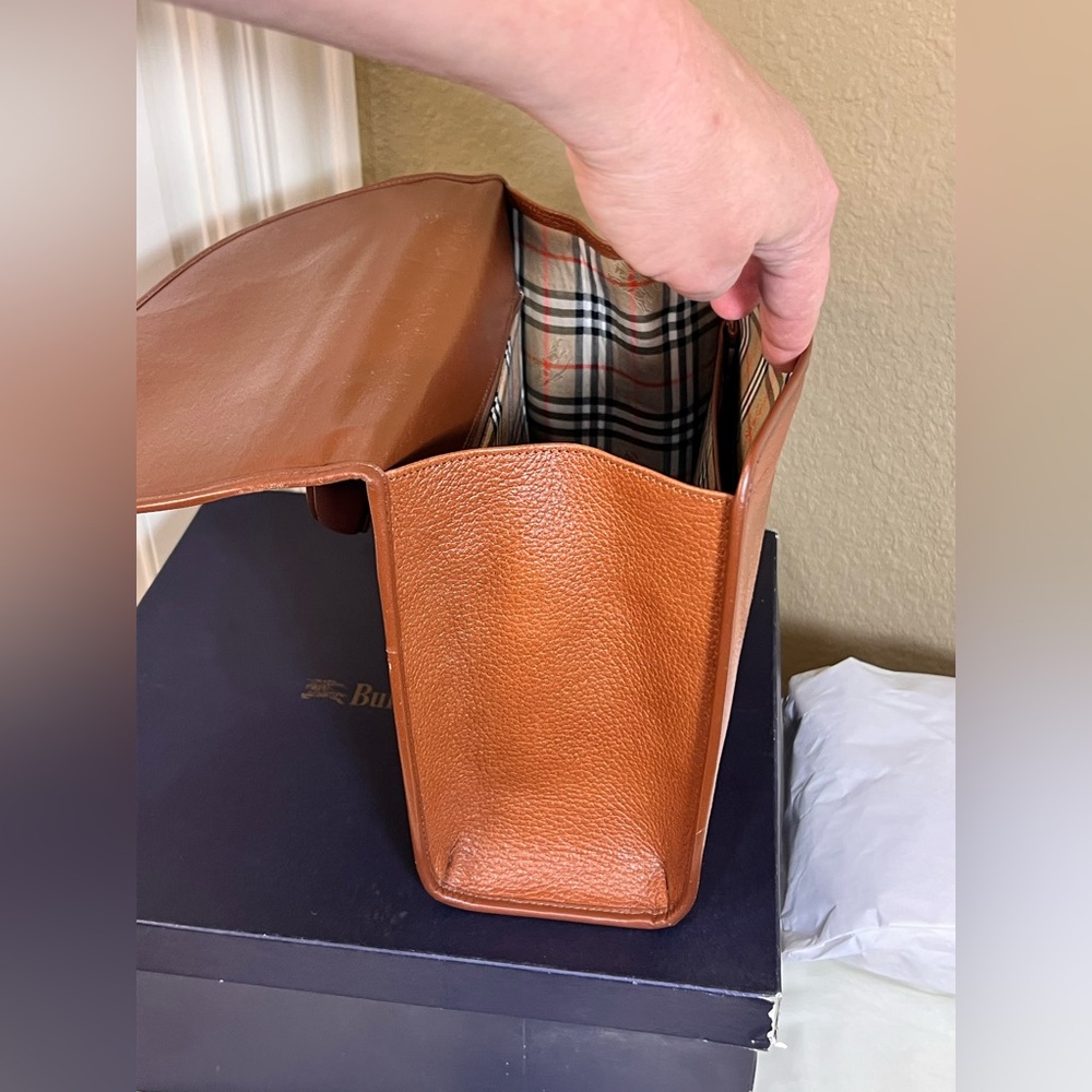 Vintage Burberrys Brown Leather Bag with Plaid Lining - Picture 9 of 16